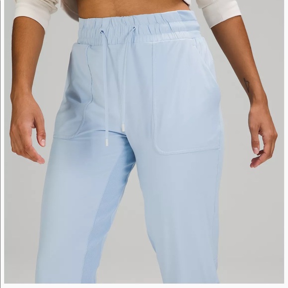 Lululemon BRAND NEW Beyond Studio Crop 25” Size 6 - Picture 4 of 8